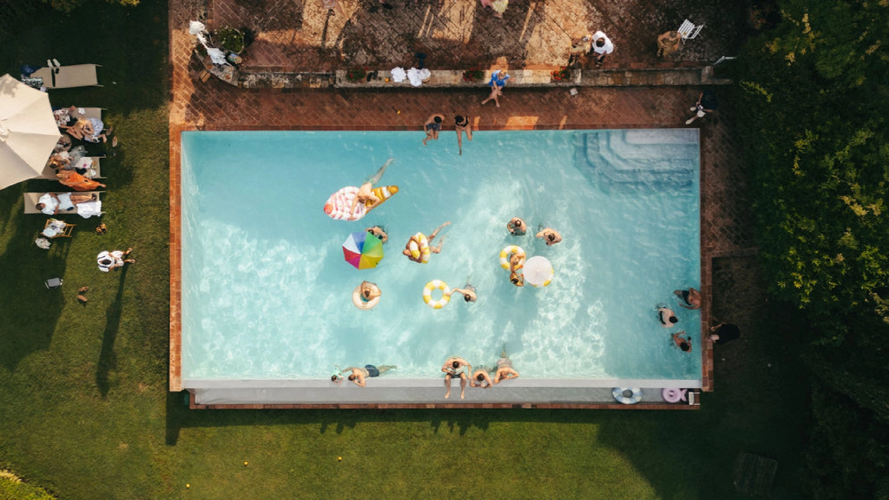 Getting Married in Tuscany: What to Expect in Every Season, Month by Month 17 Summer Pool Party Wedding in Tuscany